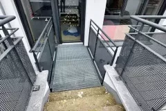 Escalier et garde corps sur terrasse avec marches et plancher en caillebotis